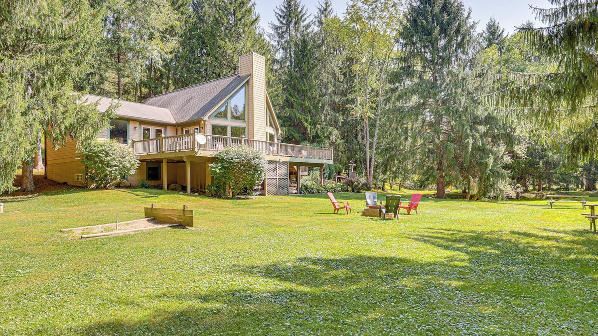 Blissfield House | 23 Mi to Mohican SP: Group-Ready Lodge w/Hot Tub