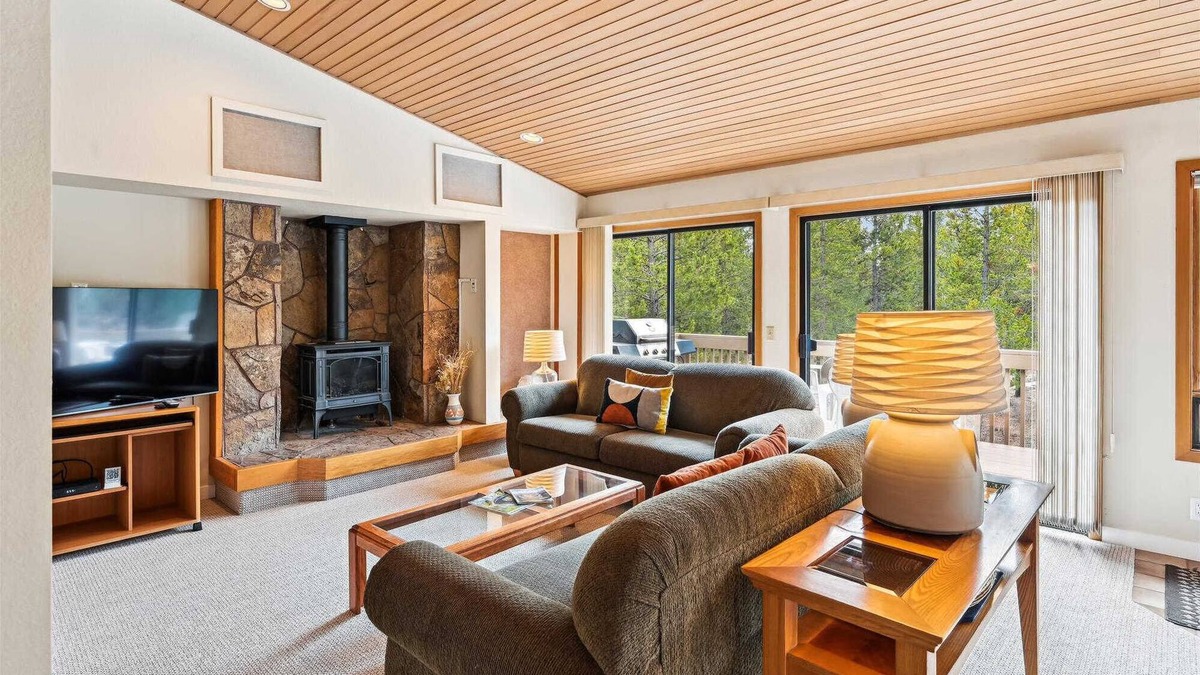 Deer Park House | 23 Poplar-Sunriver, Oregon: Hot Tub, BBQ, WiFi, SHARC Aquatics, Tubing Hill, Mt. Bachelor, Golf, Deschutes River, Tennis, Bike Paths