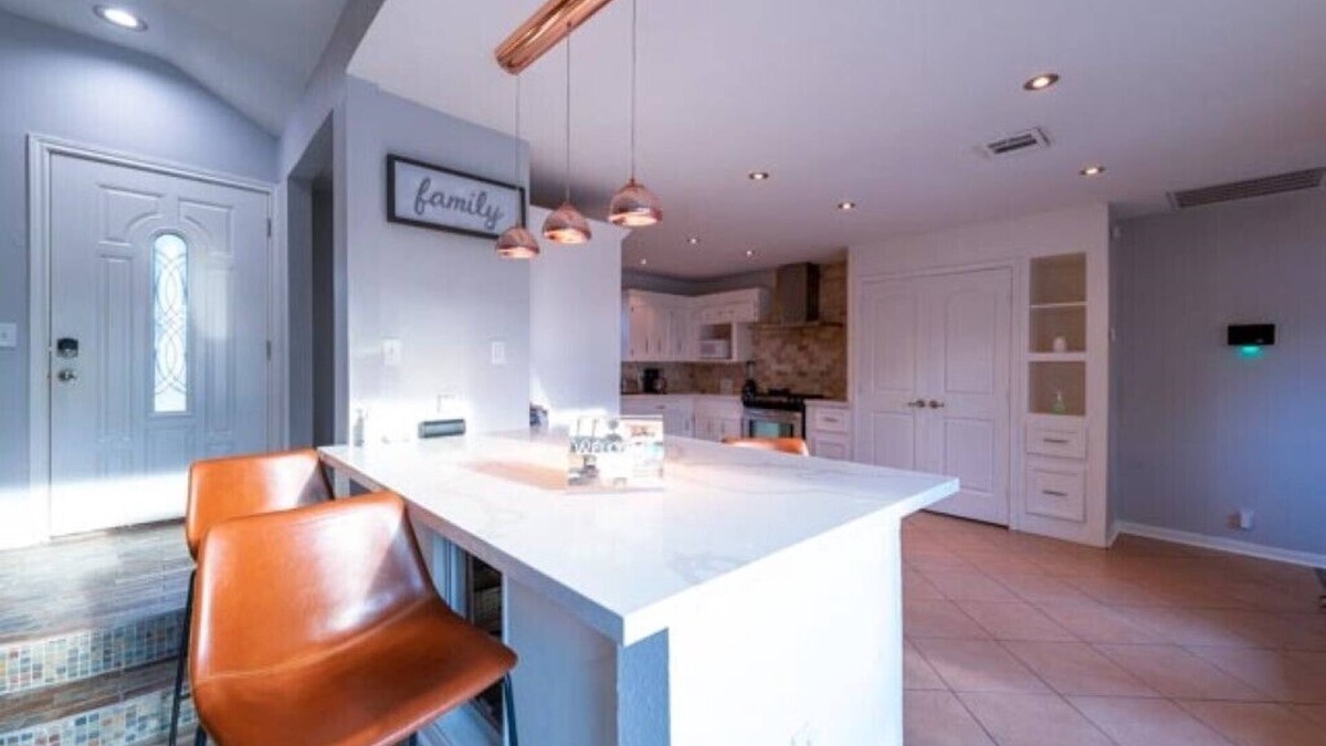 Cloverleaf House | 2300 SQFT 3 bed/2.5bath Long-Term Private Pool Oasis