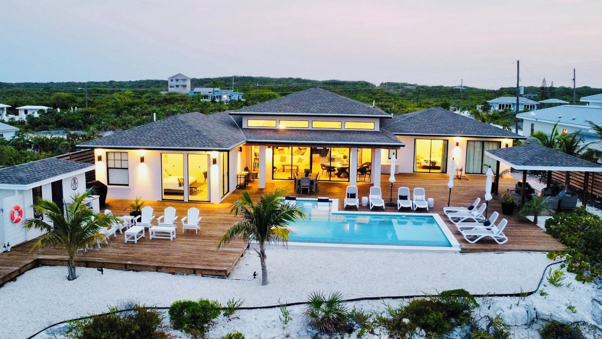 William's Town House | 23Exuma | 5 Luxurious bedrooms each w/private bath | ON BEST BEACH | Heated Pool
