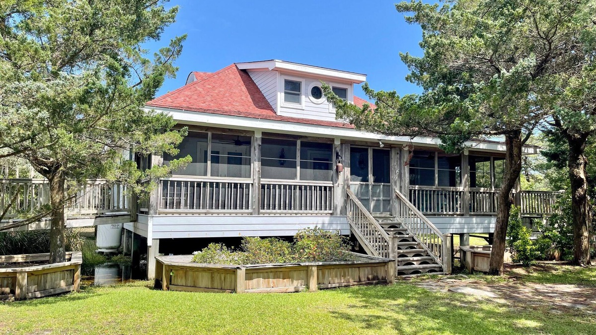 Ocracoke House | 24 Pompano Place: Nice secluded location, short way from the village.