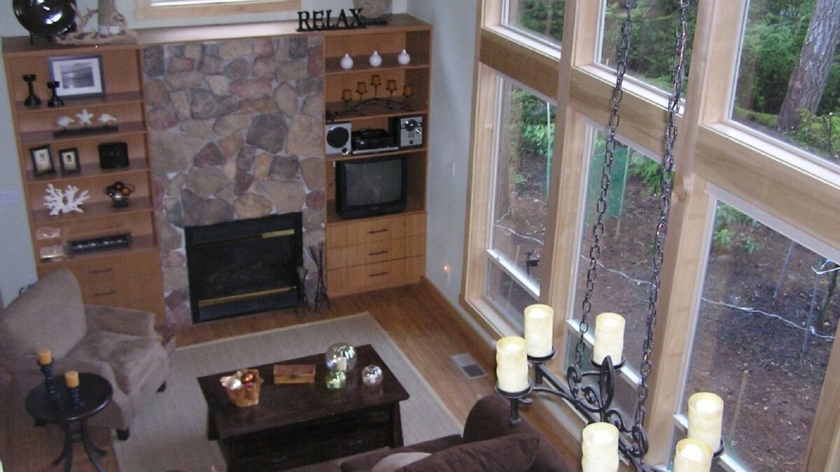 Burley House | 2400 sq ft Luxury Hartstene Pointe Retreat with Pool, Beach & Hi Speed Internet