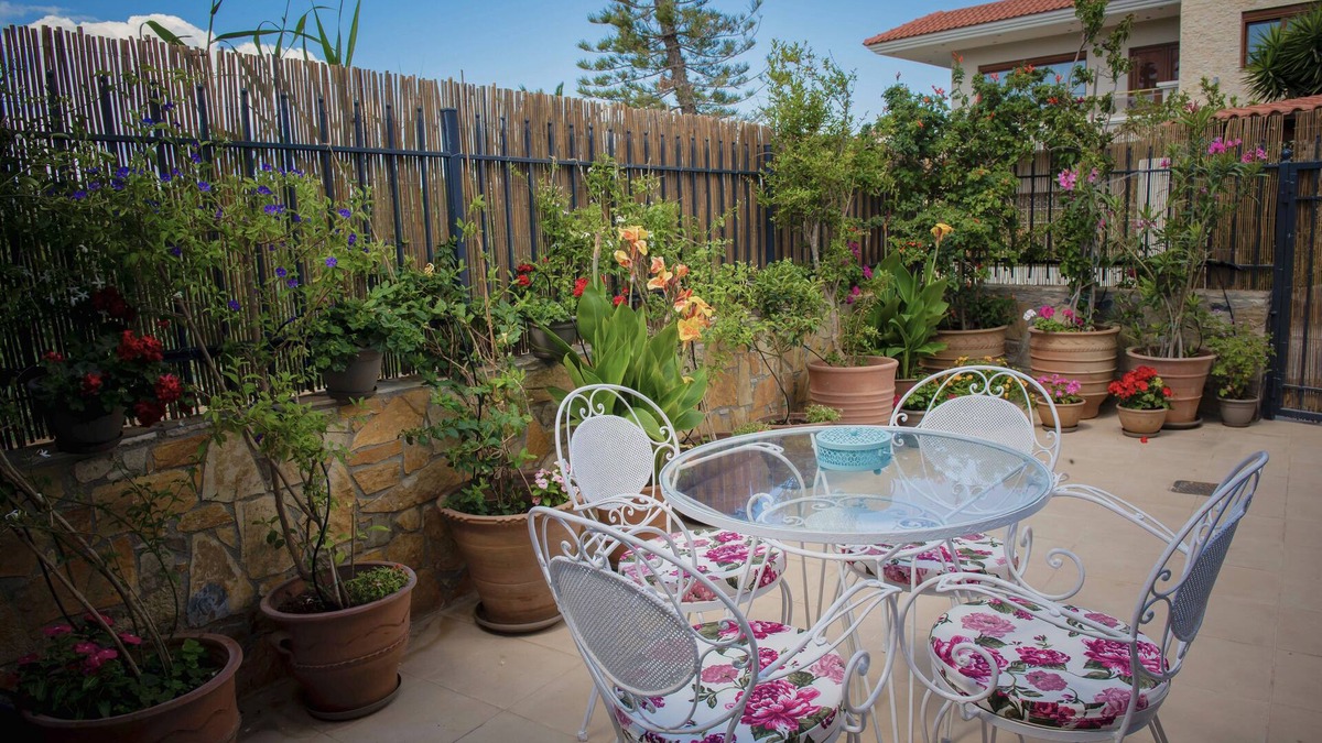 Ierapetra House | 250 metres from the sea a tiny independent house with a yard full of flowers!