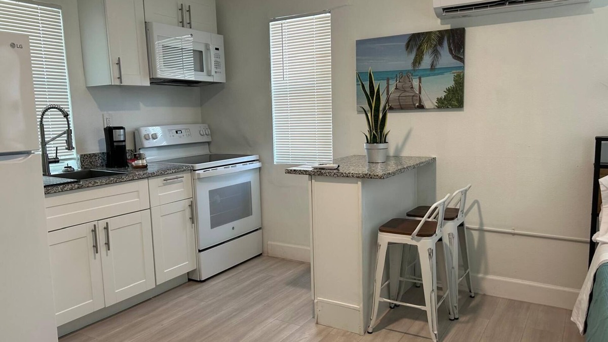 Tropic Apartment | 2538 Chic Studio Near Art District