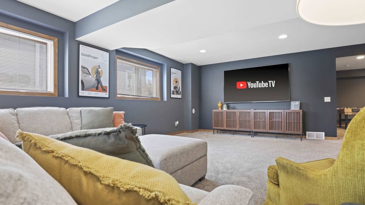 Stoughton House | 25min to Capitol - Groups - KING Suite - Game Room
