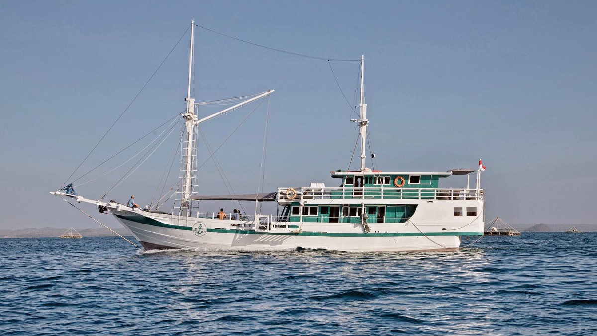 Labuan Bajo Boat Rental | 28 Meter Traditional Phinisi Boat