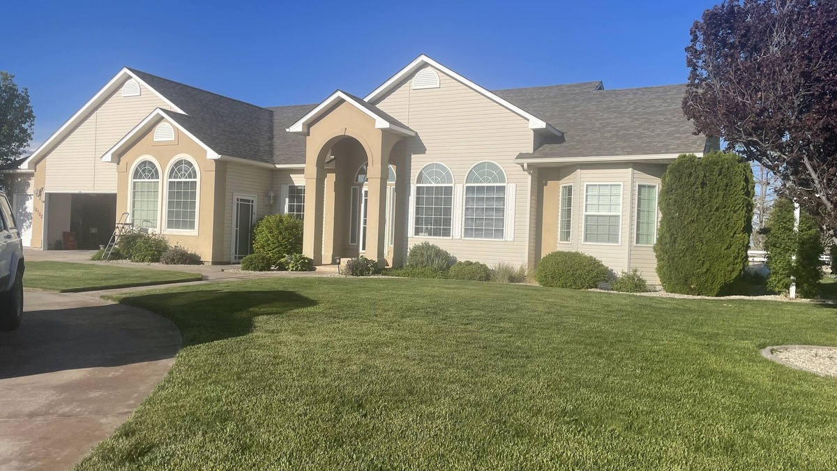 Caldwell House | 2Acre Private, Spacious Custom Built Country Home