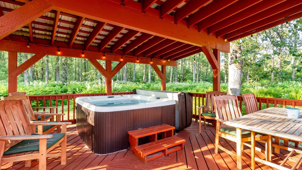 Valdez Cottage | 2B/2B Guest Cottage with outdoor hot tub. 2 miles from city center.