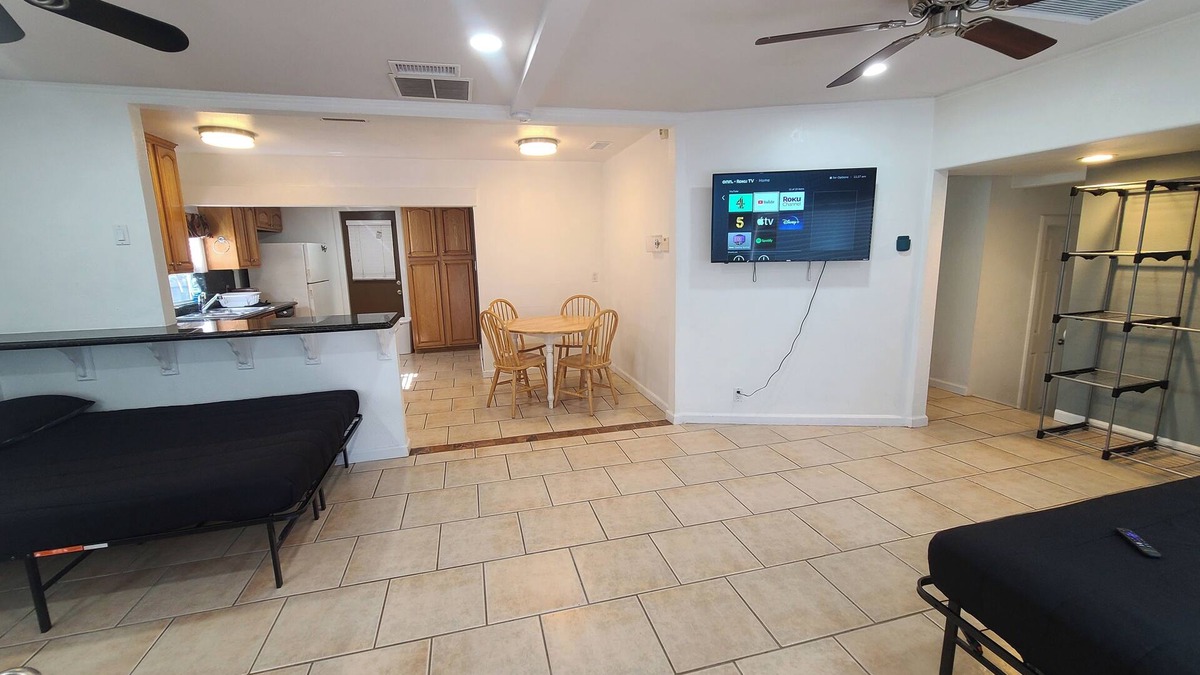 West Carson Apartment | 2B Luxurious Villa DTLA Disney Beach Freeway LAX Free Wifi Laundry Cozy Clean