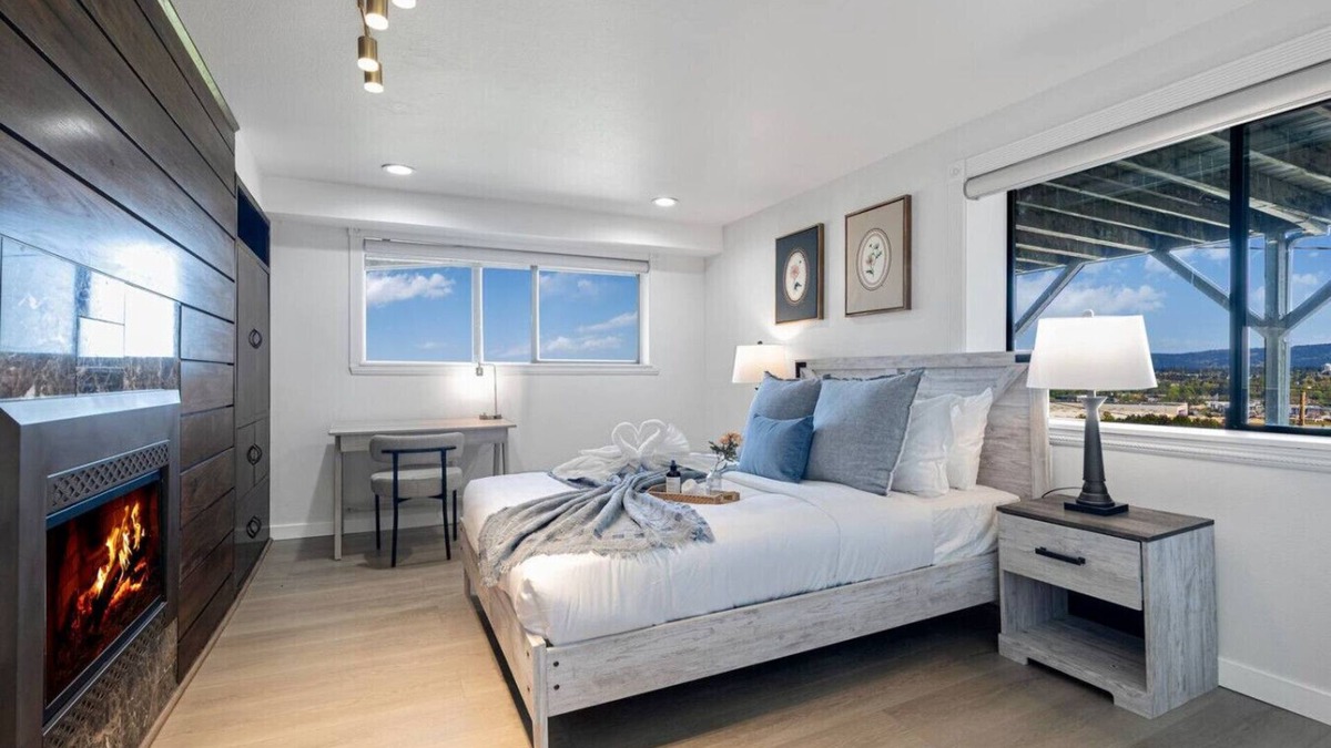 Bryn Mawr-Skyway House | 2b1b Gorgeous Lake View Unit close to Airport