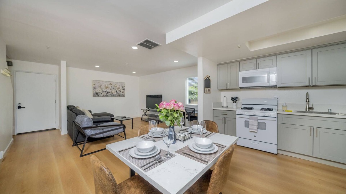 Alhambra Condo | 2BD/2BA Apartment near DT Alhambra