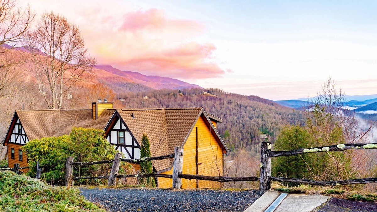 Burnsville Cabin | 2bd Chalet w/ Big Views of Pisgah National Forest!