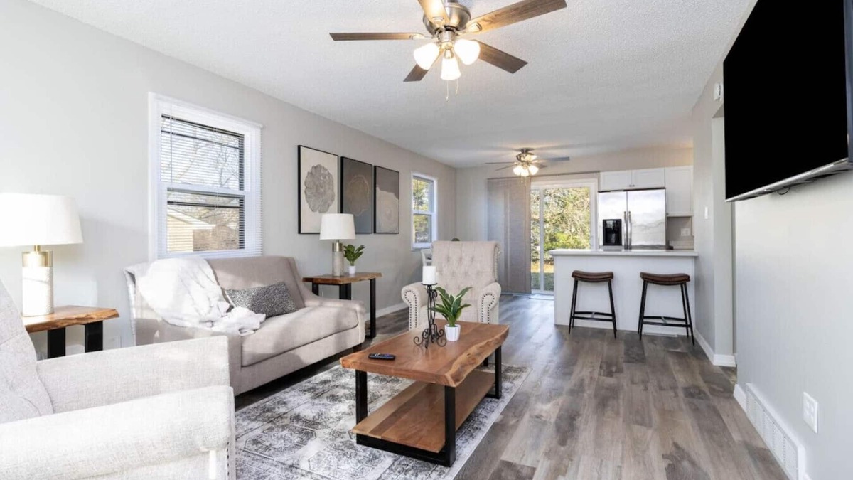 Urbandale Apartment | 2BD/Extended Stay/Washer&Dryer/Work Station