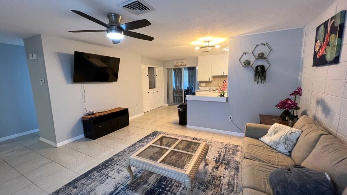 Warm Mineral Springs Apartment | 2bdr, 5 min walk to Warm Mineral Springs