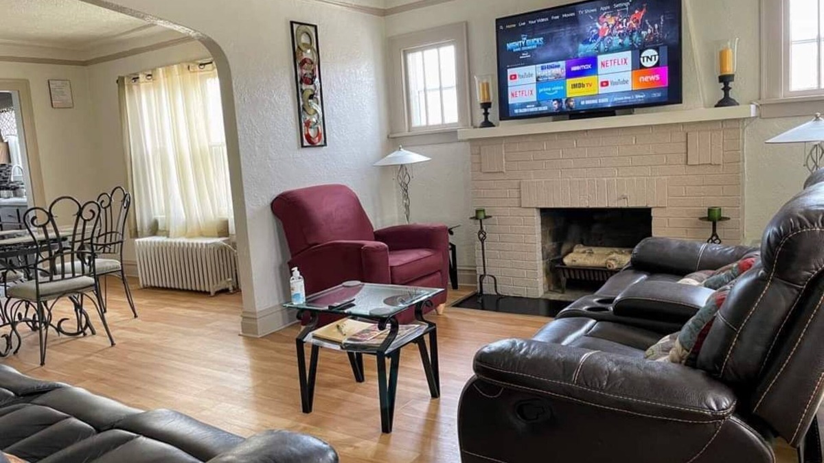Waukegan Apartment | ☆2bdrm Apt near Naval Base - 6 Flags - Casino☆
