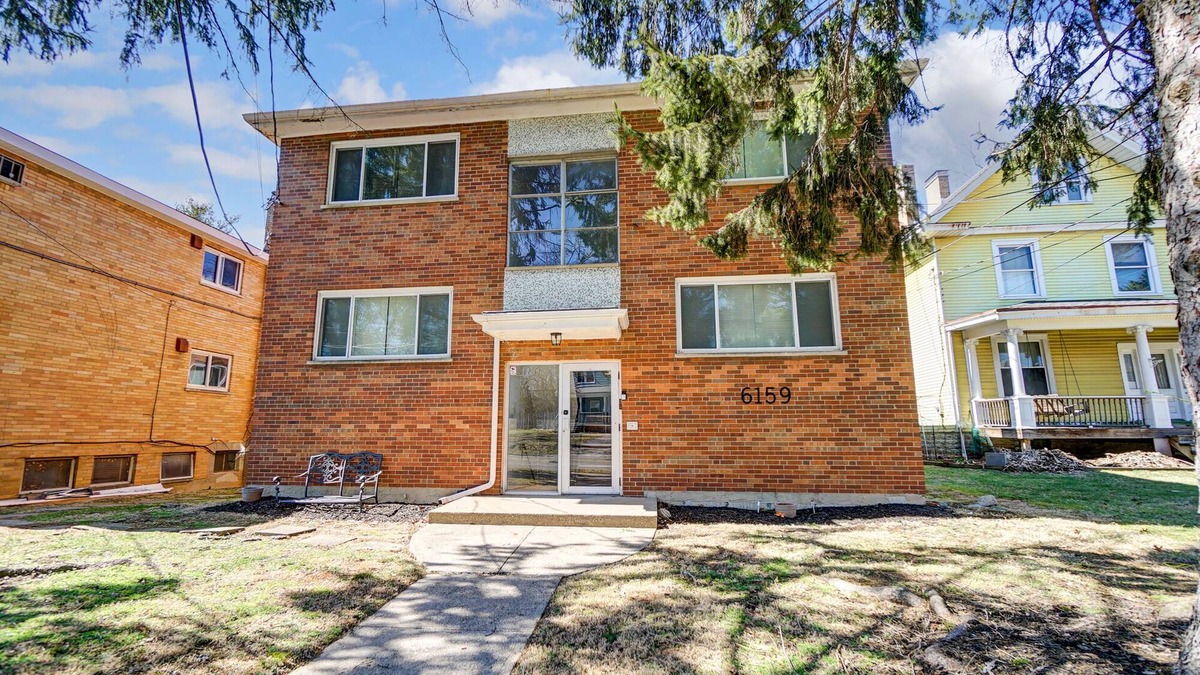 Roselawn Finance Apartment | 2Bed 1Bath in Pleasant Ridge with, Fireplace, Wet Bar, & Indoor Garage