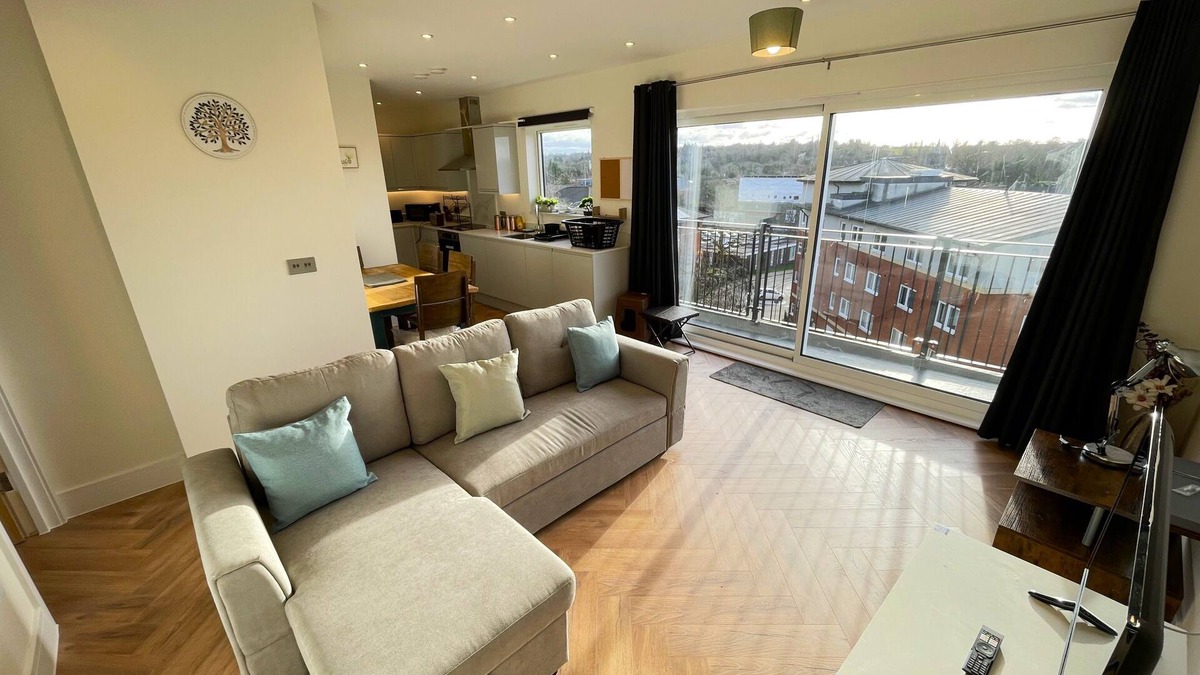 Rickmansworth Apartment | 2bed in Rickmansworth, balcony views 5min to tube station free Wi-Fi & Parking
