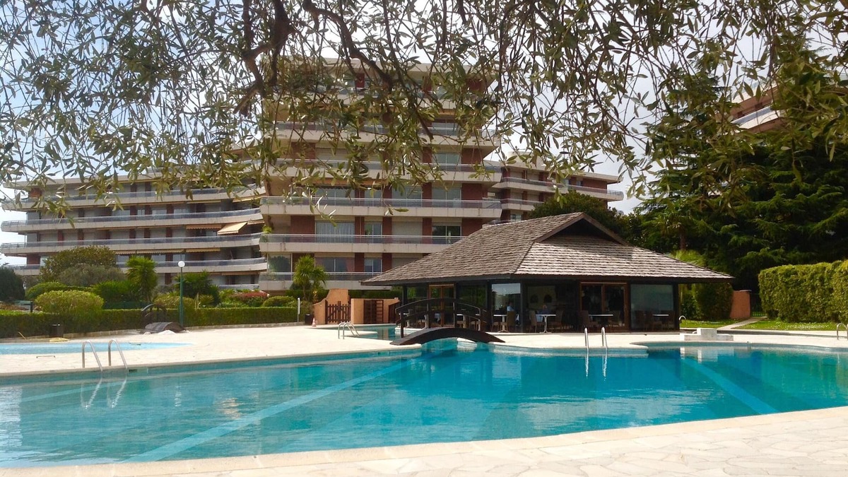 Caucade Apartment | 2bed modern apartment, ventilated with garage, tennis, swimming pools in a wooded park