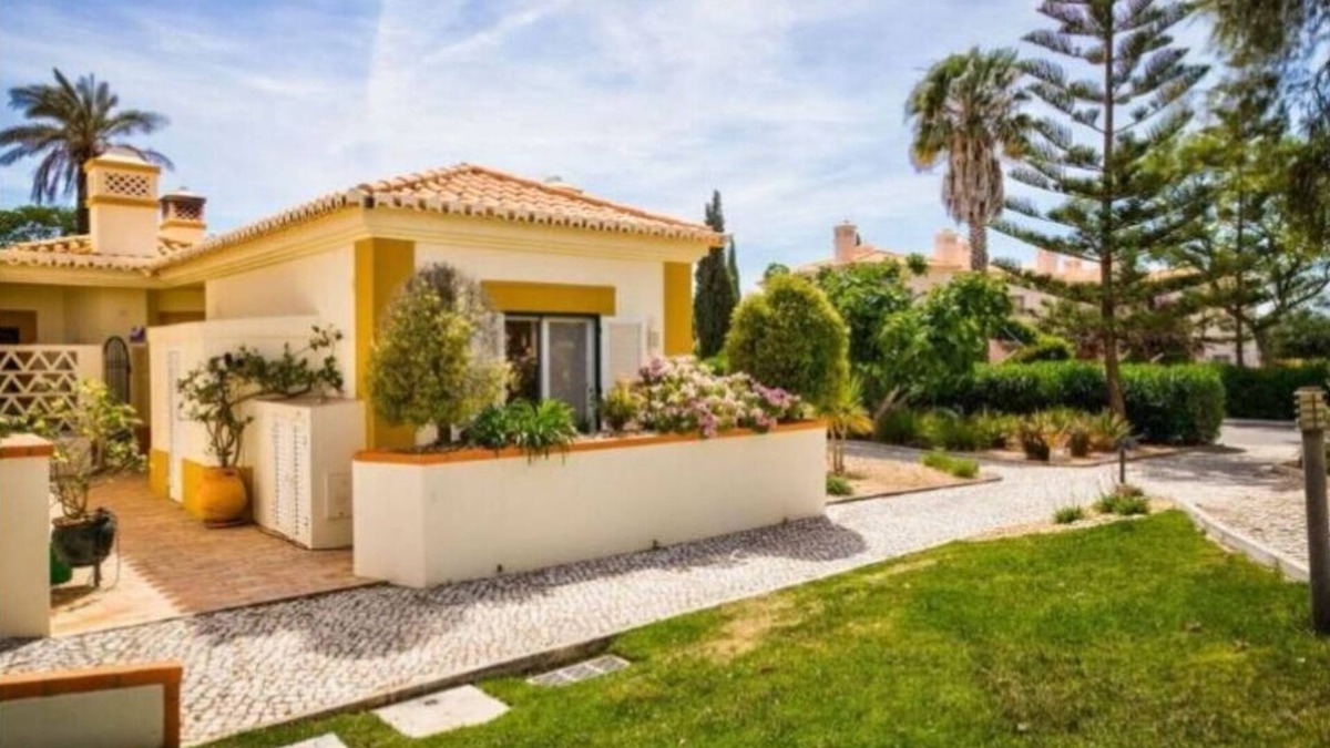 Estombar House | 2bedroom 2en suite Bungalow private Terrace and garden BBQ shared heated pool