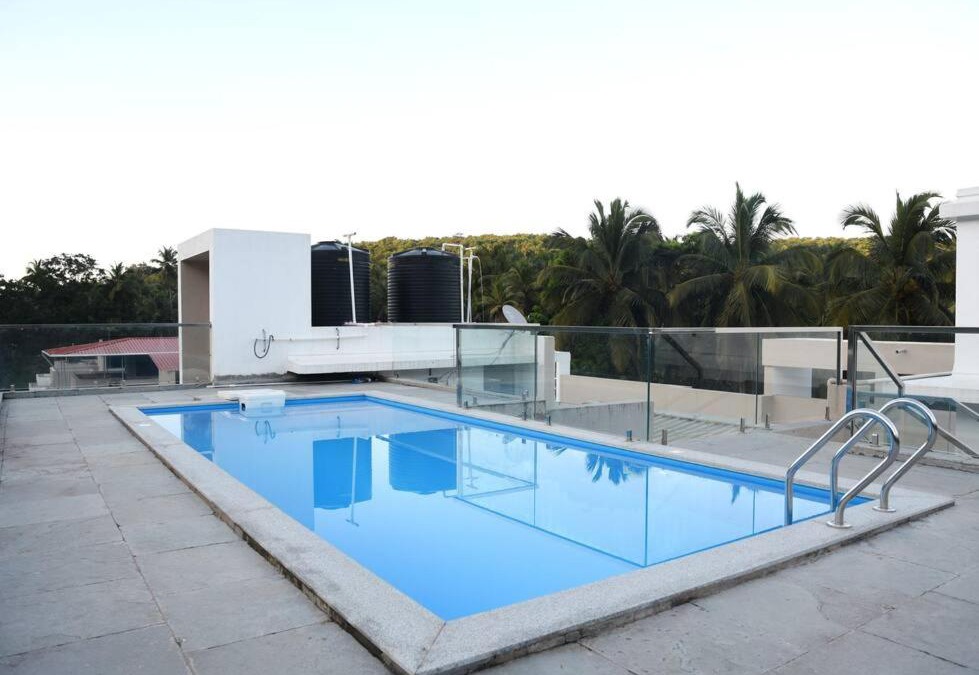 Bogmolo Apartment | 2BHK AC Apartment with Swimming pool close to beach and Airport!