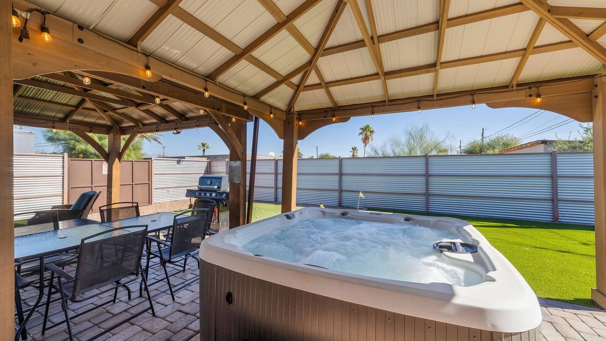 Tucson House | 2BR/2BA w/Jacuzzi & Putting Green Close to Airport