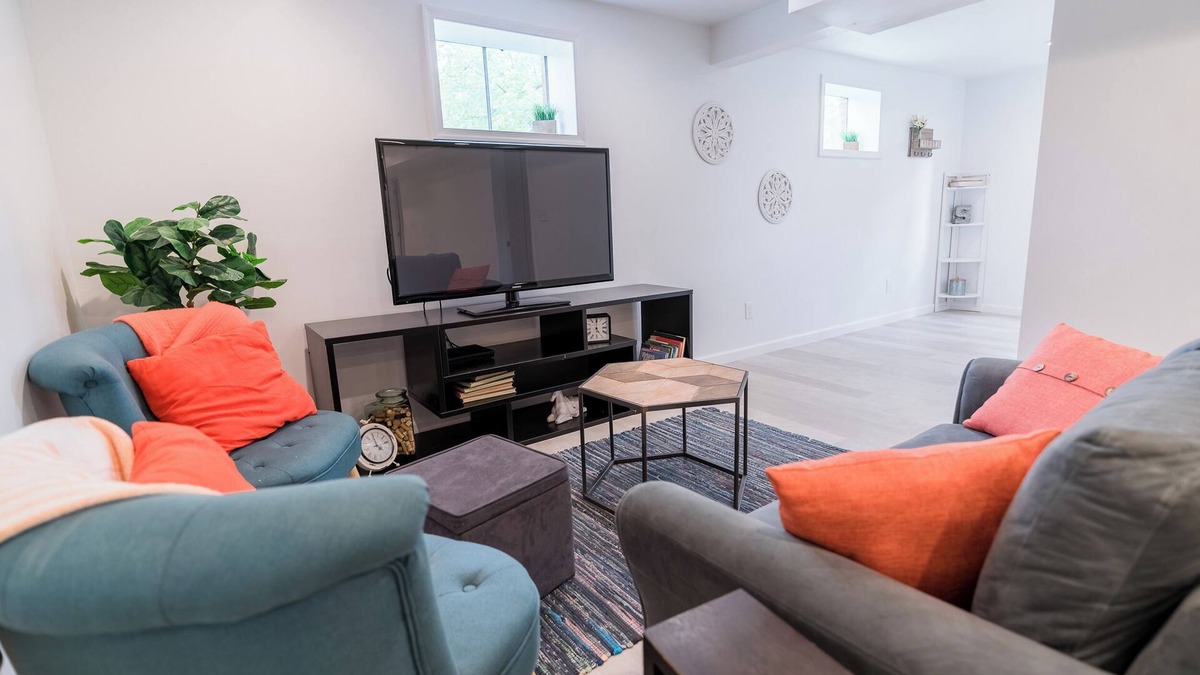 Fry's Spring Apartment | 2BR Apt, Month+ Stays, Near UVA & Downtown, Free Laundry + Parking