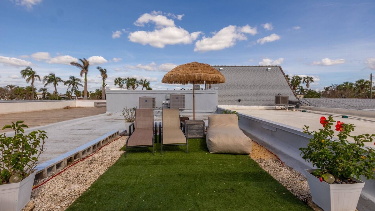 Saint Armands Key Apartment | 2BR Beachy Speakeasy In St Armand's w/Rooftop Deck. Walk to Lido Beach