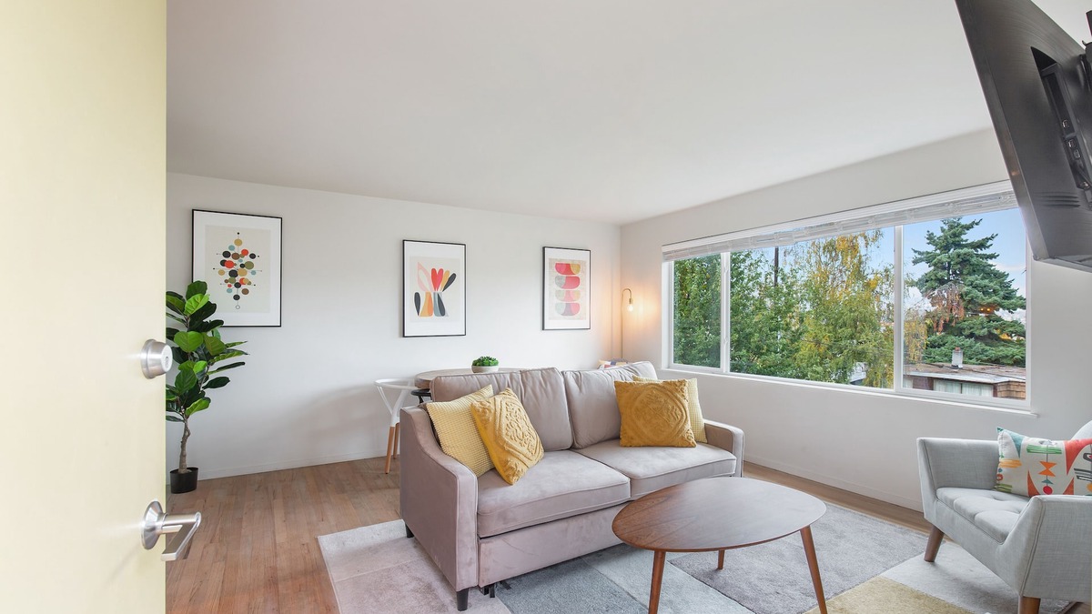 North Queen Anne Apartment | 2BR Chic Colorful Queen Anne Apt - 4m to DT Seattle, Free Parking - NEW