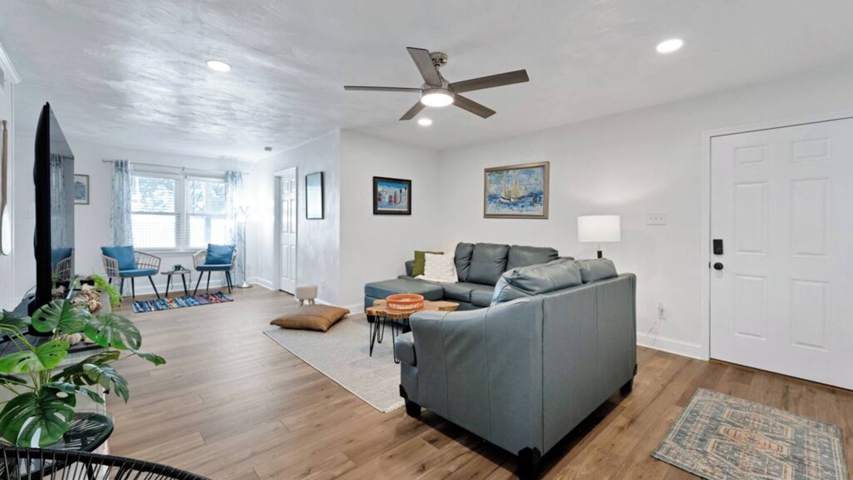Chic's Beach Apartment | 2BR Chic’s Beach Gem Walk to Shore Dogs OK