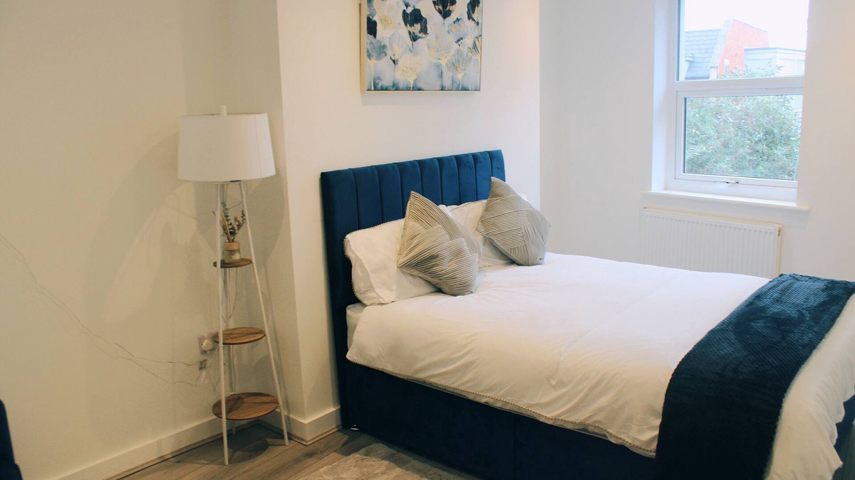 Woodthorpe Apartment | 2BR City Centre Flat - Sleeps 7 - Parking - Near Arena
