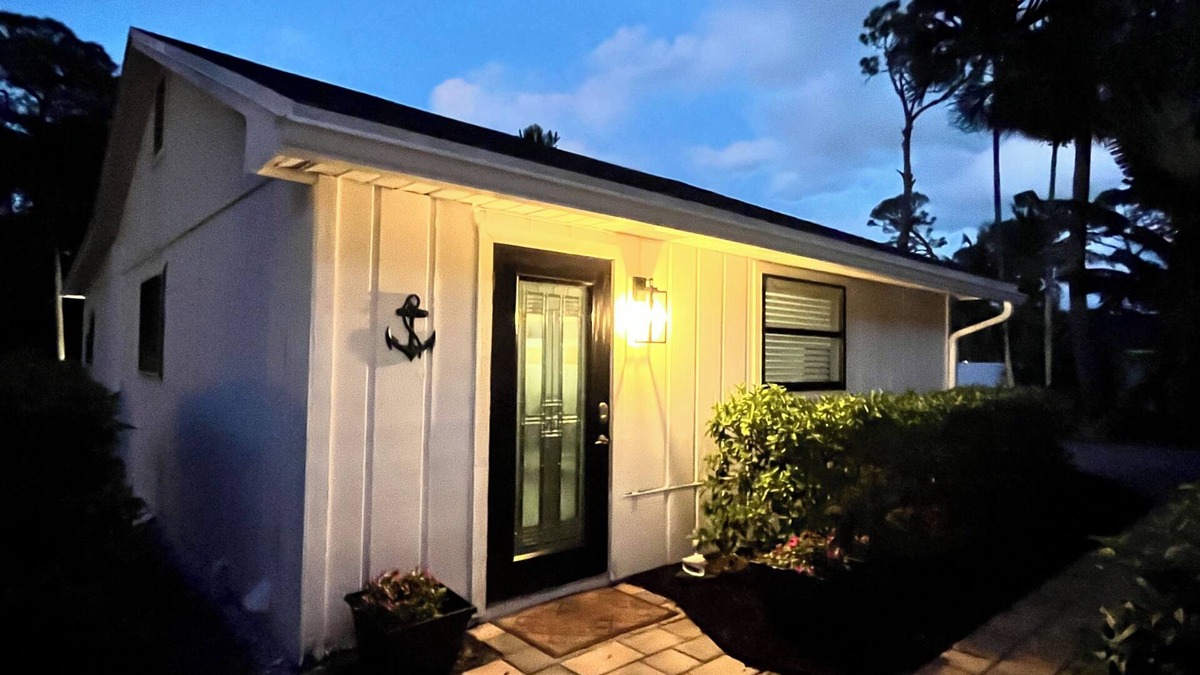 Greenacres House | 2BR Cottage in the center of West Palm Beach