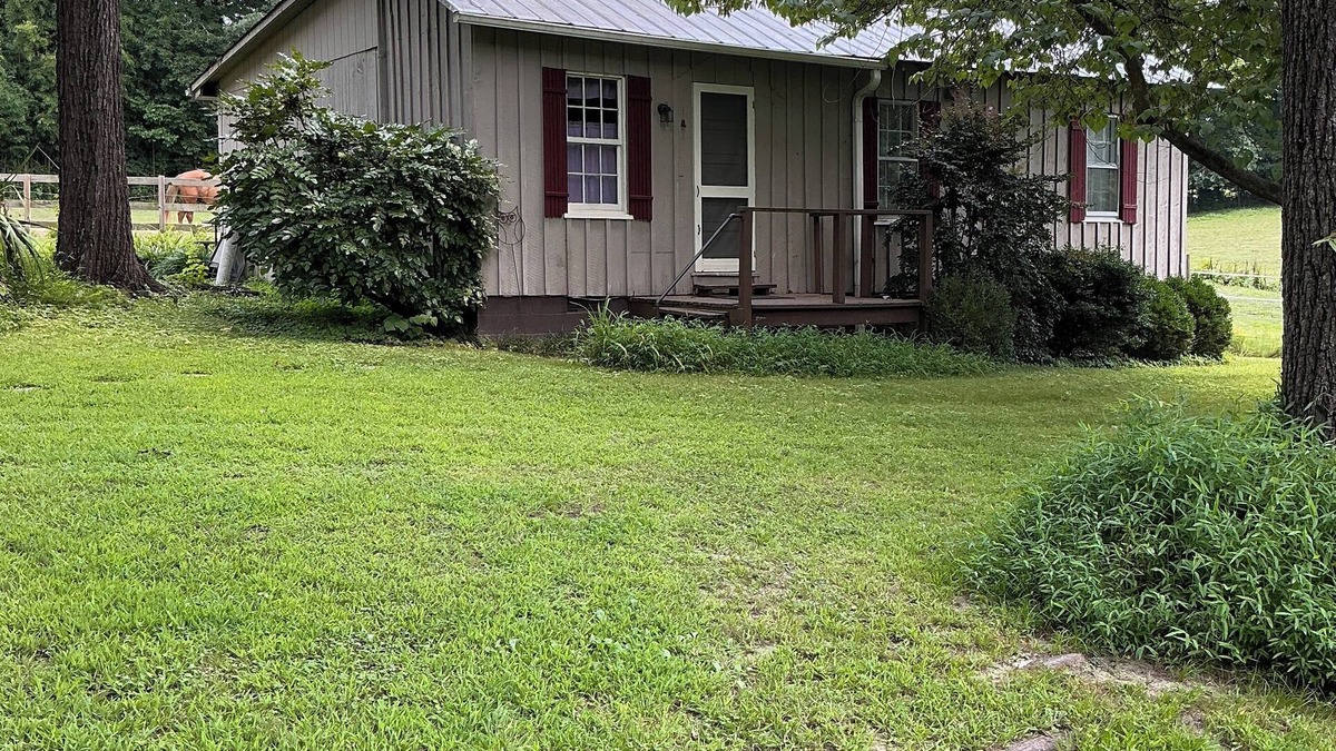 Greensboro House | 2BR Country Relaxation on Small Horse Farm-Convenient location -New King Bed!