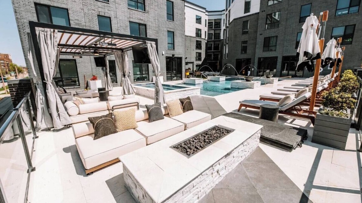 DeBaliviere Place Apartment | 2BR Cozy Apt in CWE | Parking, Gym & Pool
