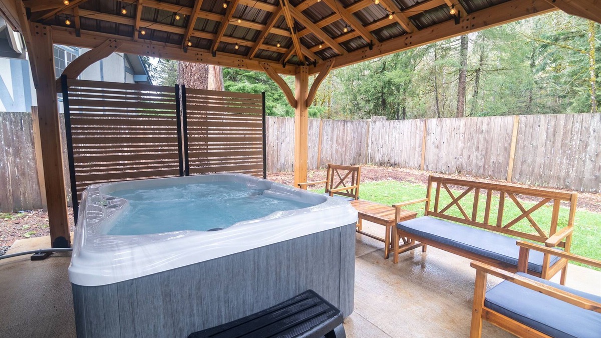Mount Hood Village Cabin | 2BR Cozy Cabin w/Pvt Hot Tub, Pool+River Access