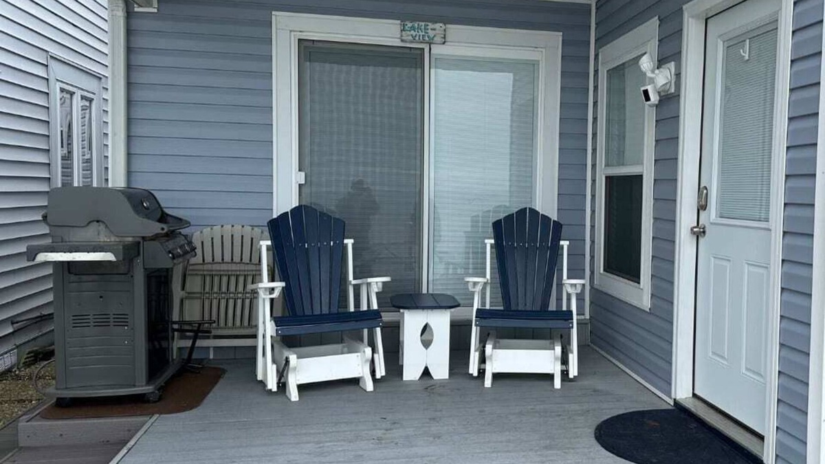 Ashtabula House | 2BR Cozy Lakefront - Your Lakeside Getaway!