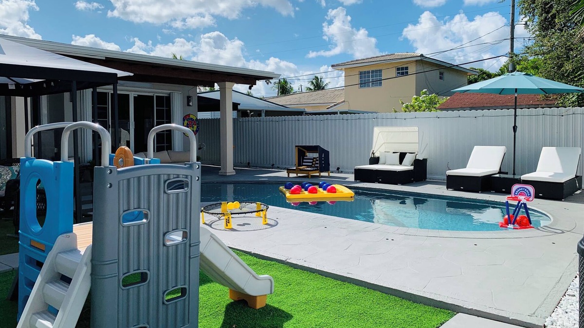 Flagami House | 2BR+Den, Heated Pool, Parking, Located near prime attractions
