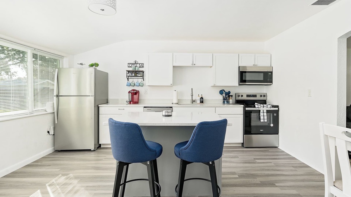 Lakeland House | 2BR + Guest Room/Office - Pet Friendly