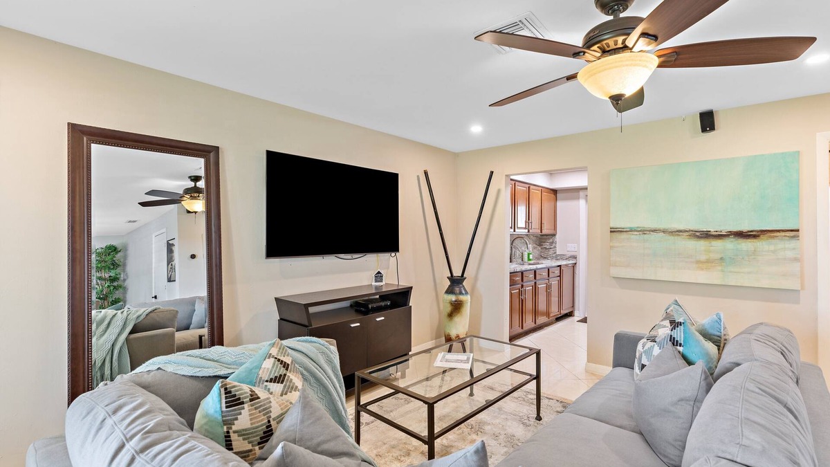 East Boca Raton House | 2BR - Hot Tub W/Peaceful Backyard 1 Mi to Beach