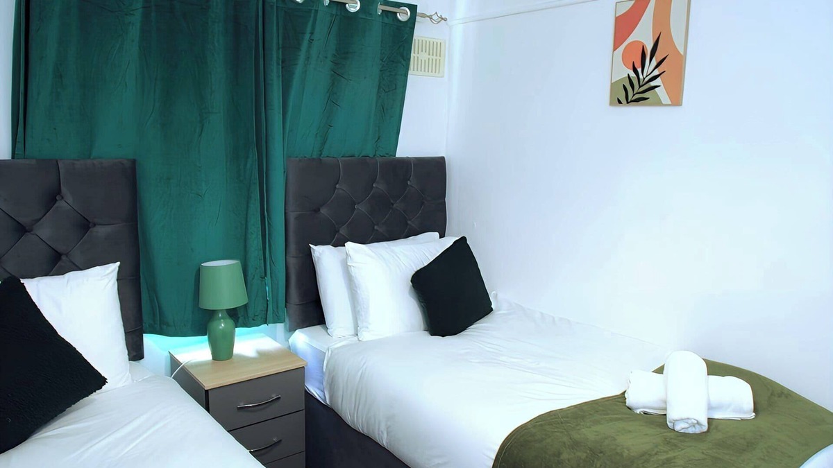 Birmingham House | 2Br House, Sleeps 5, Parking, Contractors&Families
