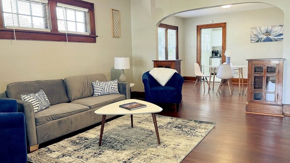 Terre Haute House | 2BR-King Bed~ Grill-Firepit-near Rose-Hulman & ISU