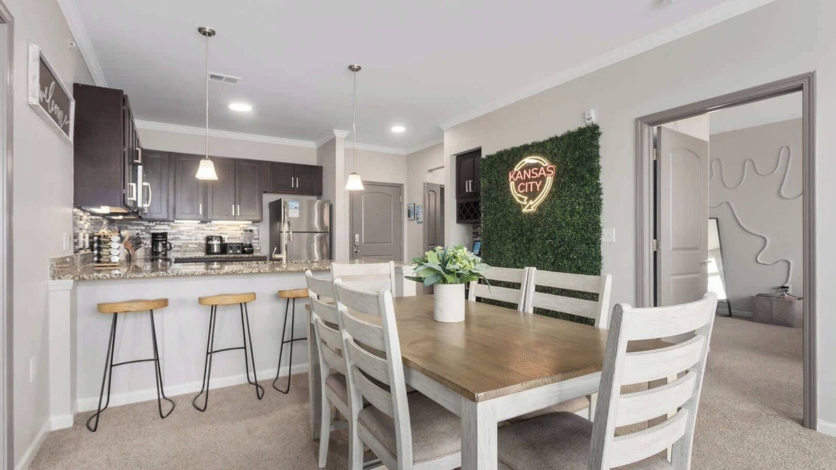 Overland Park Apartment | 2BR+KingBeds|Mins to DT KC|Shops|Great Amenities!