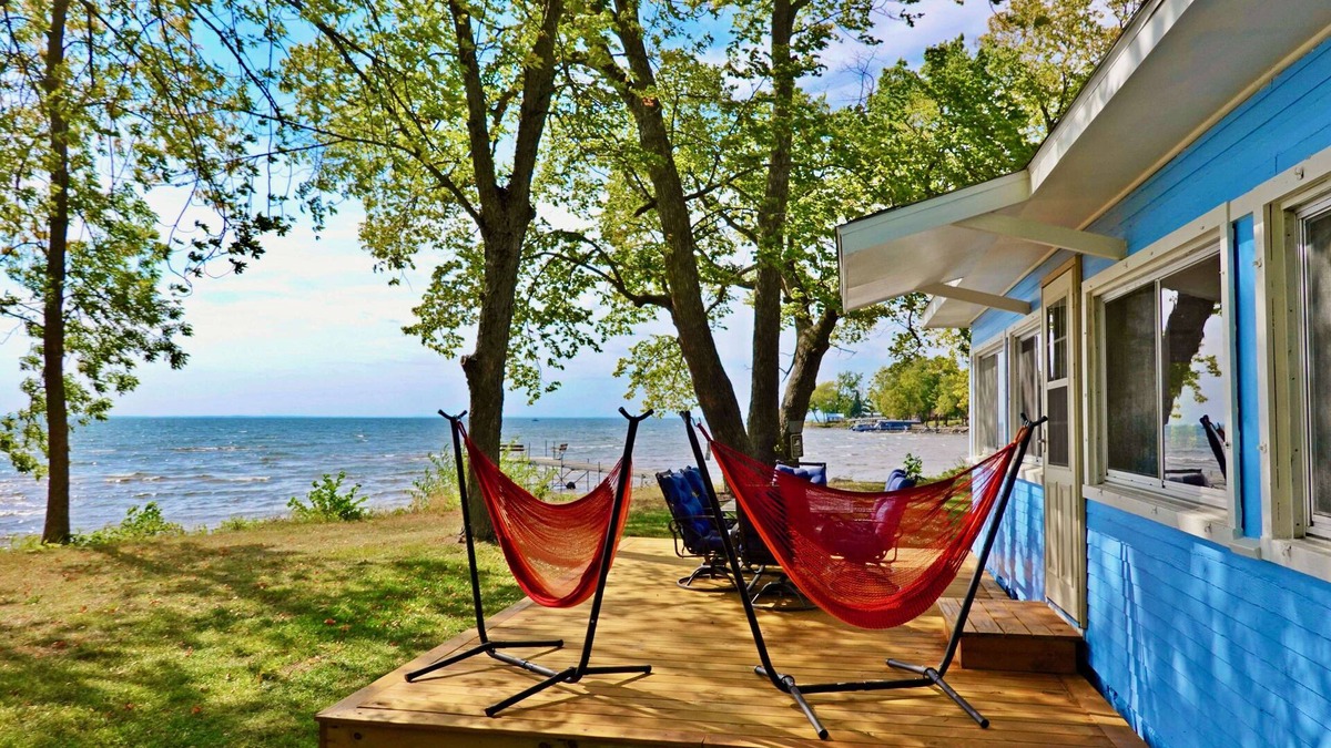 Isle Cabin | 2BR Lakefront Cabin, Sandy Beach, Kayaks, Docks, Hammock Chairs & Firepit