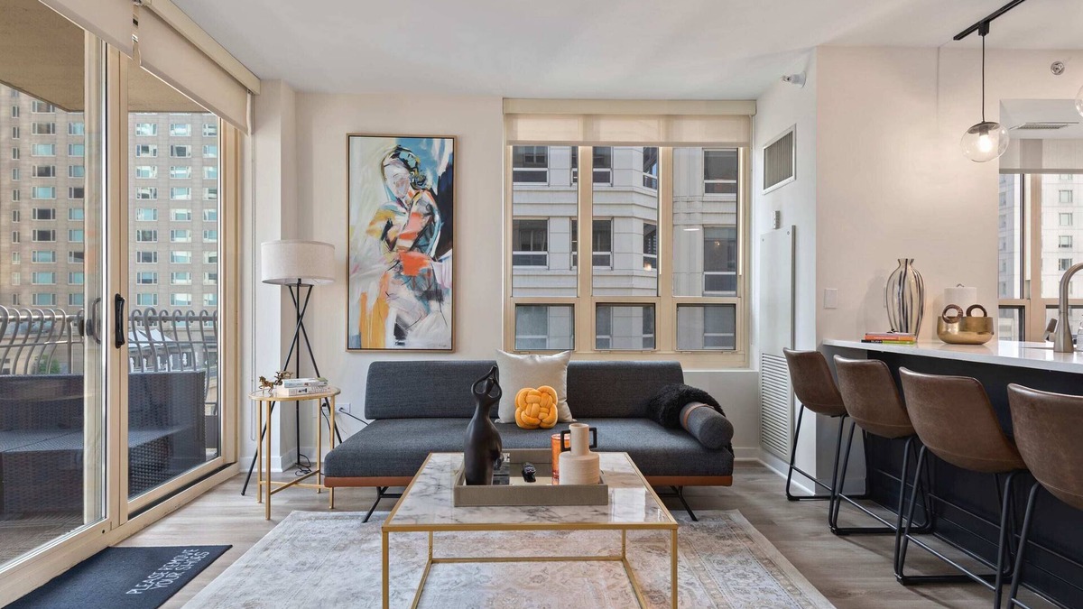 Rush and Division Apartment | 2BR near Riverwalk + downtown access
