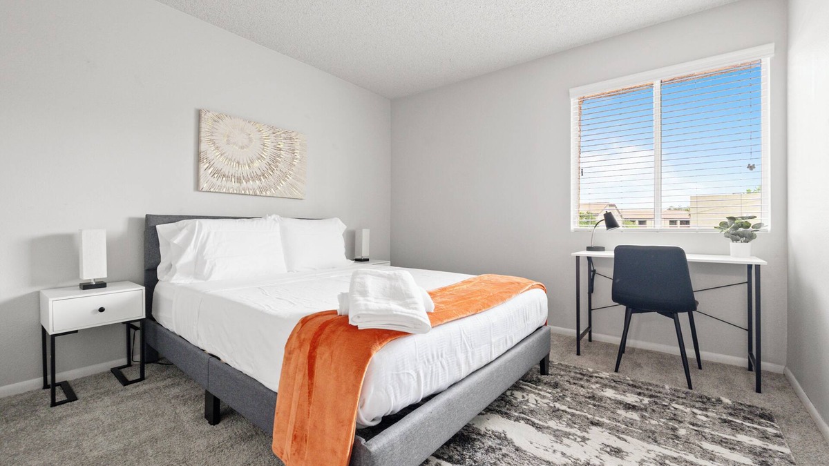 Mesa Apartment | 2BR/Pool/Gym/1 Mi To Banner Hospital