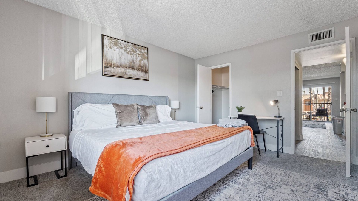 Mesa Apartment | 2BR/Pool/Gym/1 Mi To Banner Hospital