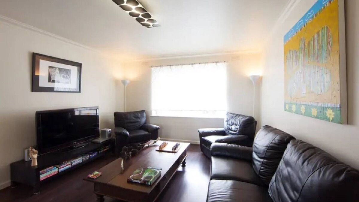 St. Kilda East Apartment | 2br, Safe, Locked Parking & Close to Transport