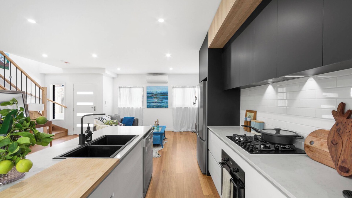 Bellfield House | 2BR townhouse by North land shopping centre Melbourne