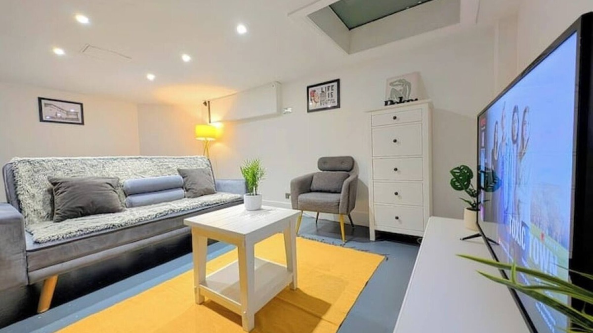 Brixton Hill House | 2BR unique basement living room with Netflix TV and sofa bed