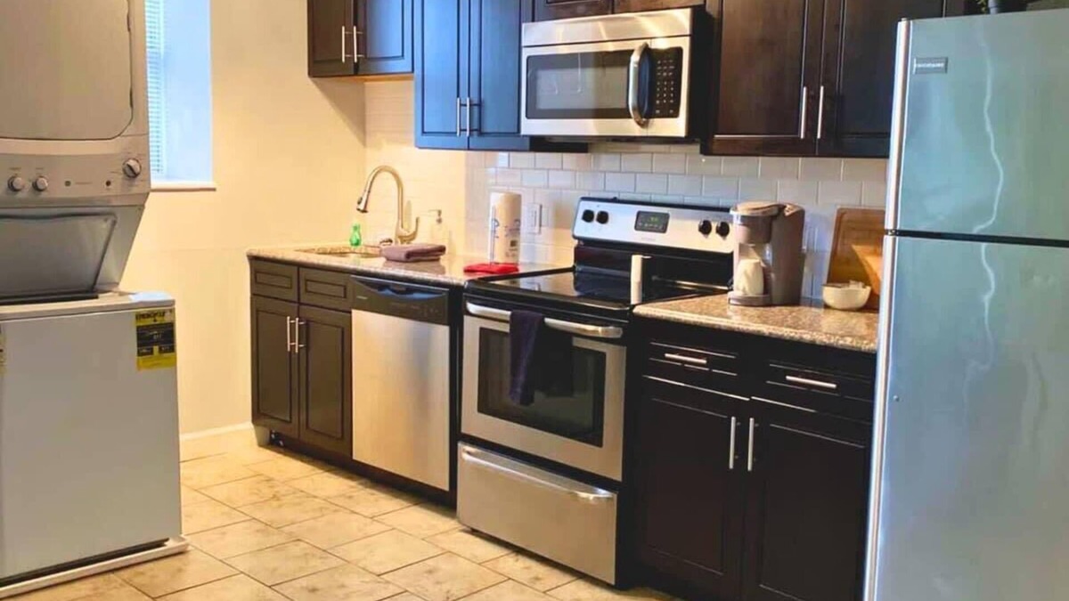 DeBaliviere Place Apartment | 2BR W&D 6th FloorMins to Forest Park, CWE