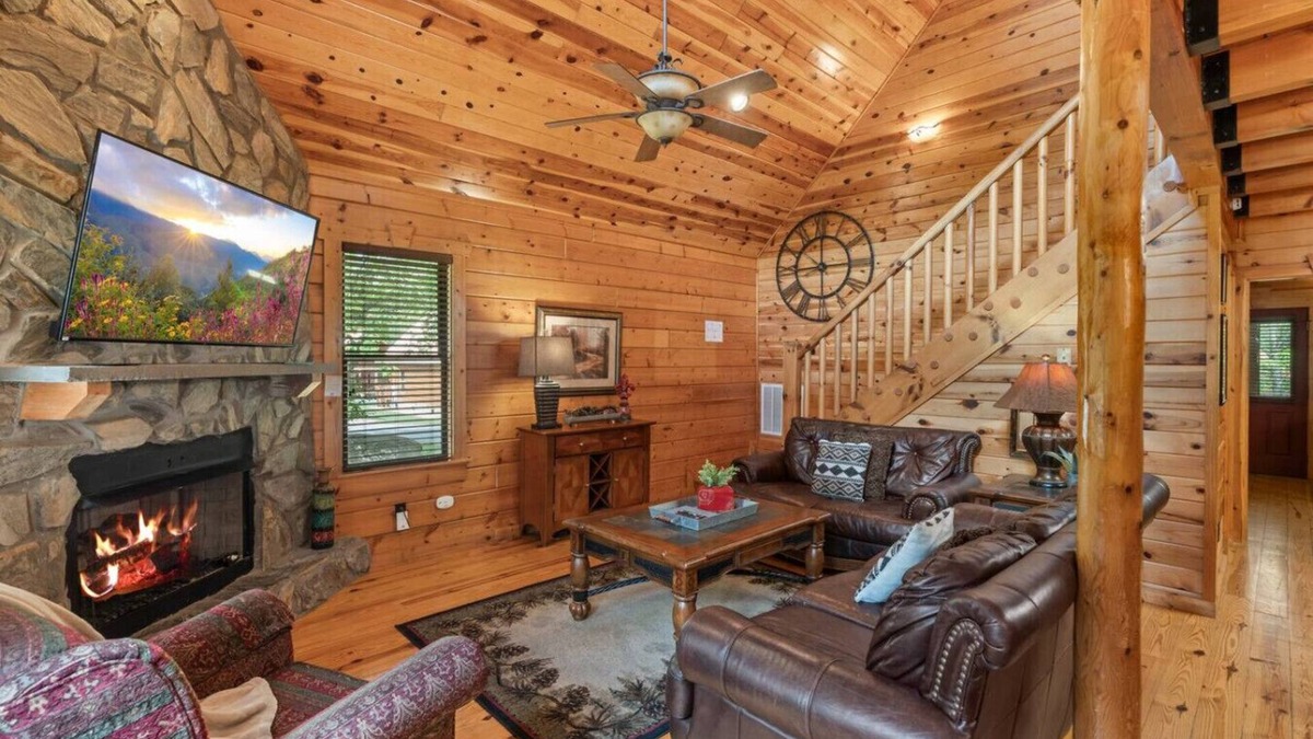 Gatlinburg - Pigeon Forge Cabin | 2BR w/Hot Tub*Jacuzzi*Game Room*Resort Amenities!